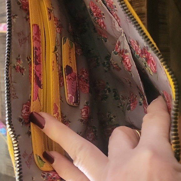 Betsey Johnson spring crossbody - Picture 5 of 5